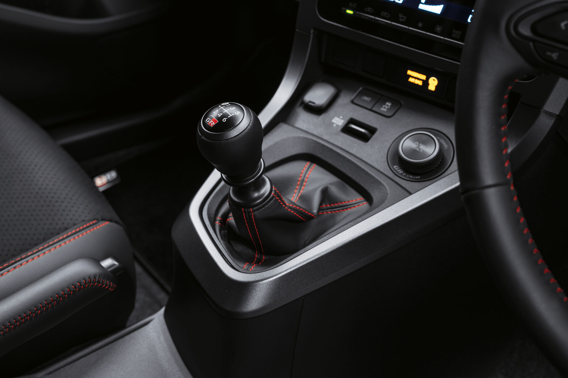 cmb54y07lkcxzanaknc70aqu4-yaris-gr-gear-knob-ret-m-res.desktop