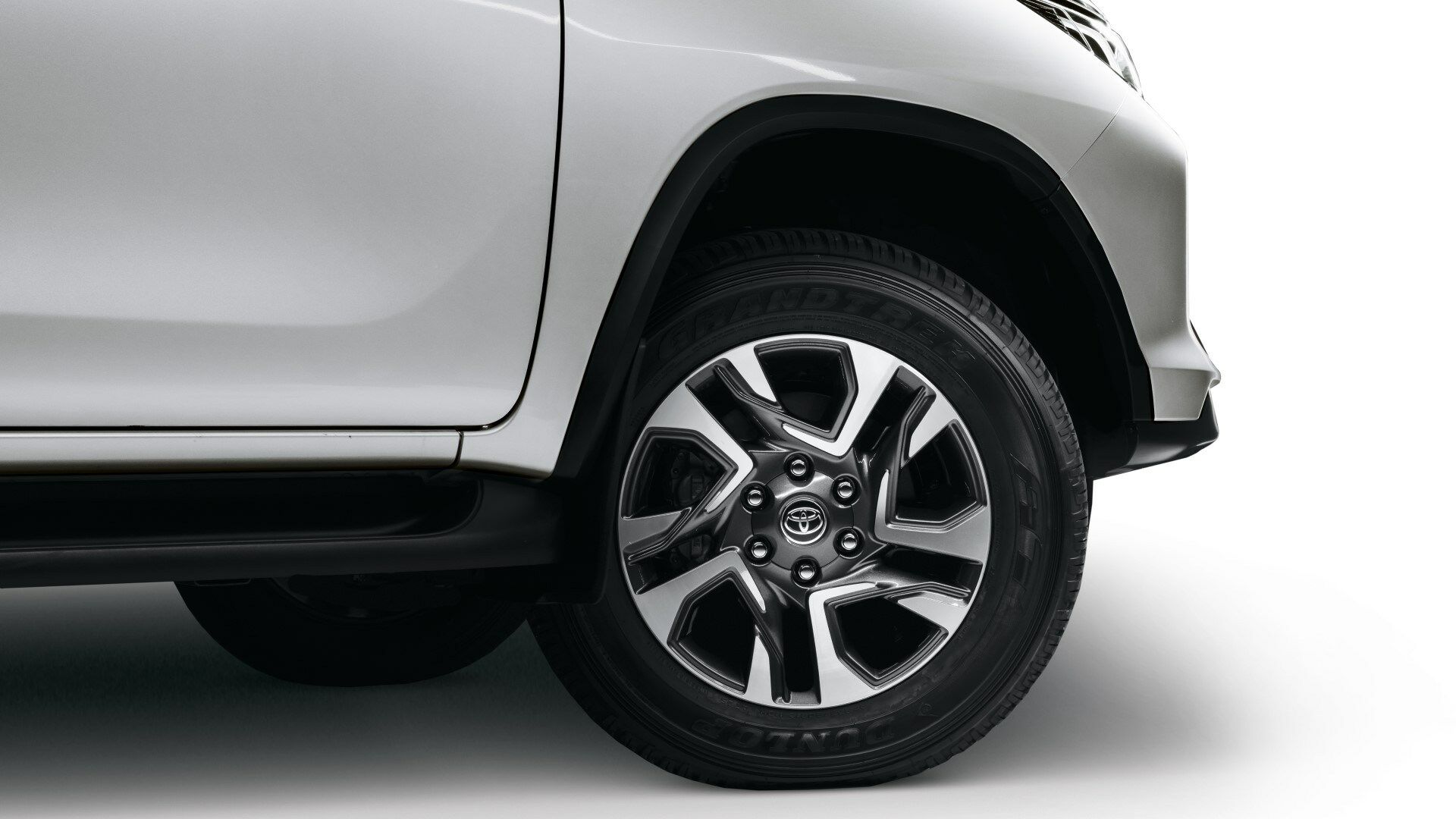 cldd4hlp501ip0pov80nd2h9h-fortuner-exterior-wheel-1920x1080.desktop