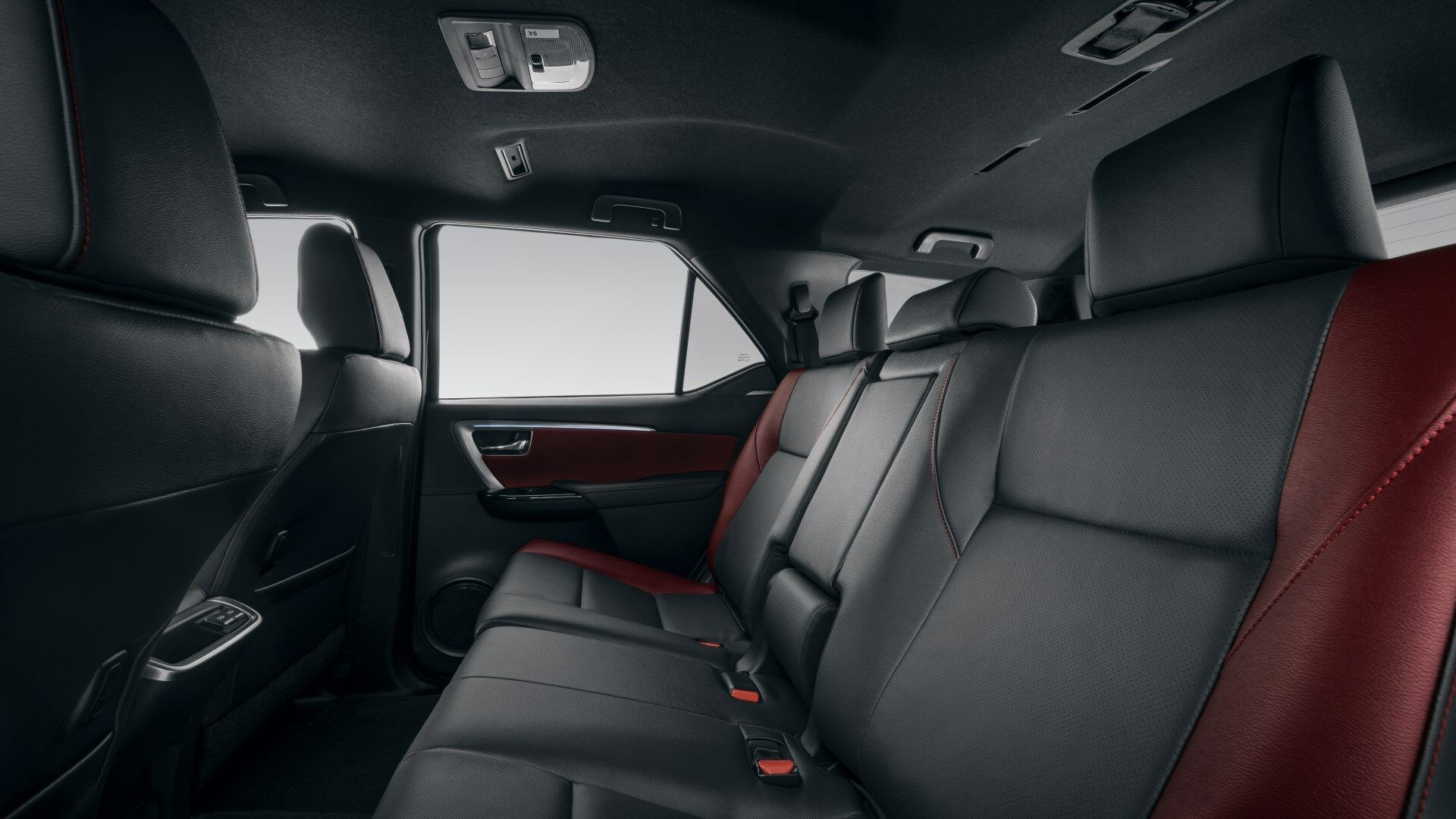cldd4jbjb01kx0psx84yh9zc3-fortuner-interior-back-seats-1920x1080.desktop