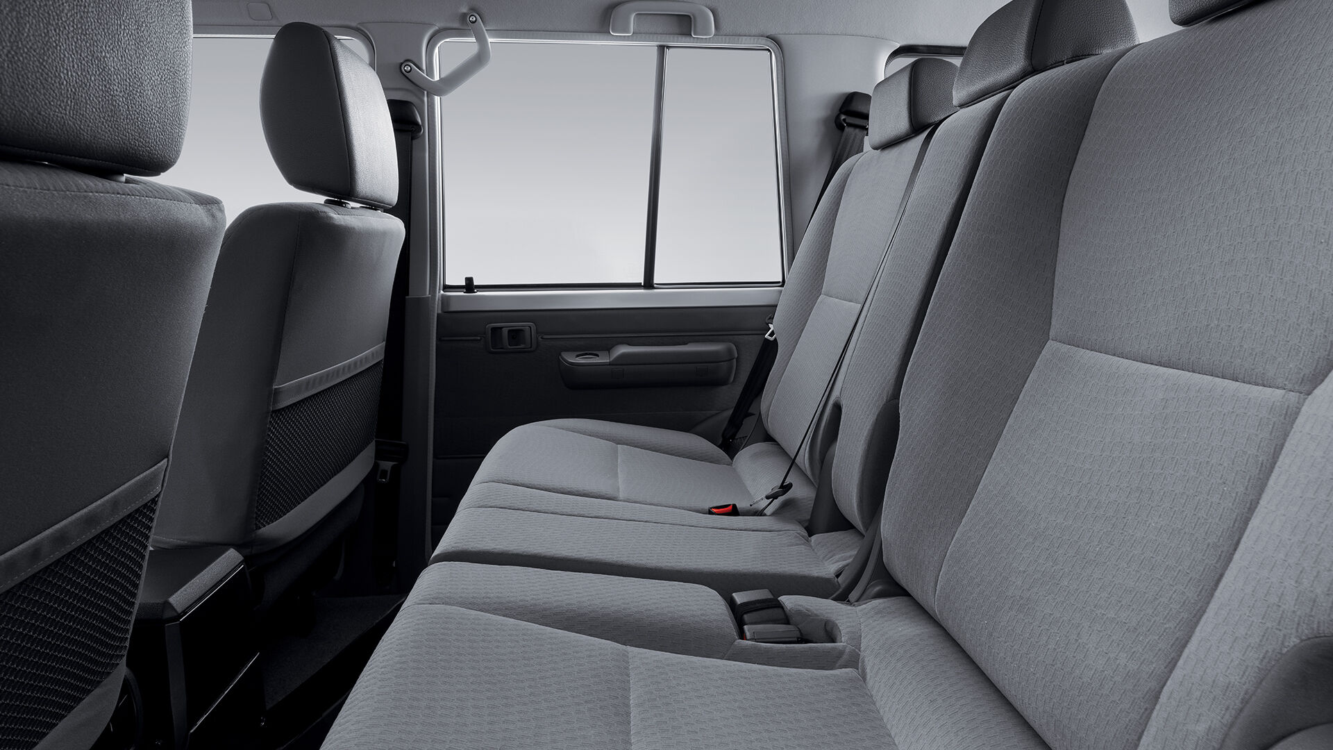 clr4yovs76oa9rrakg79hj6c7-landcruiser-76-sw-back-seats-ret-1920x1080.desktop