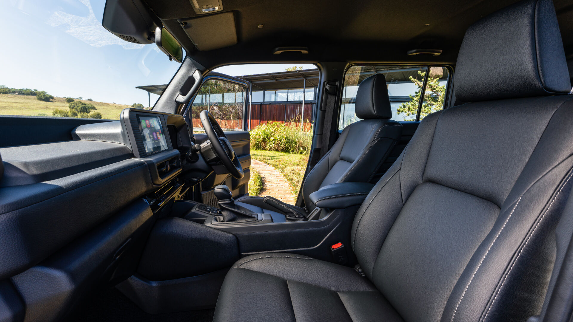 cmp6mgamc485emrakxbj3u7ld-lc-fj-front-seats-dash.desktop