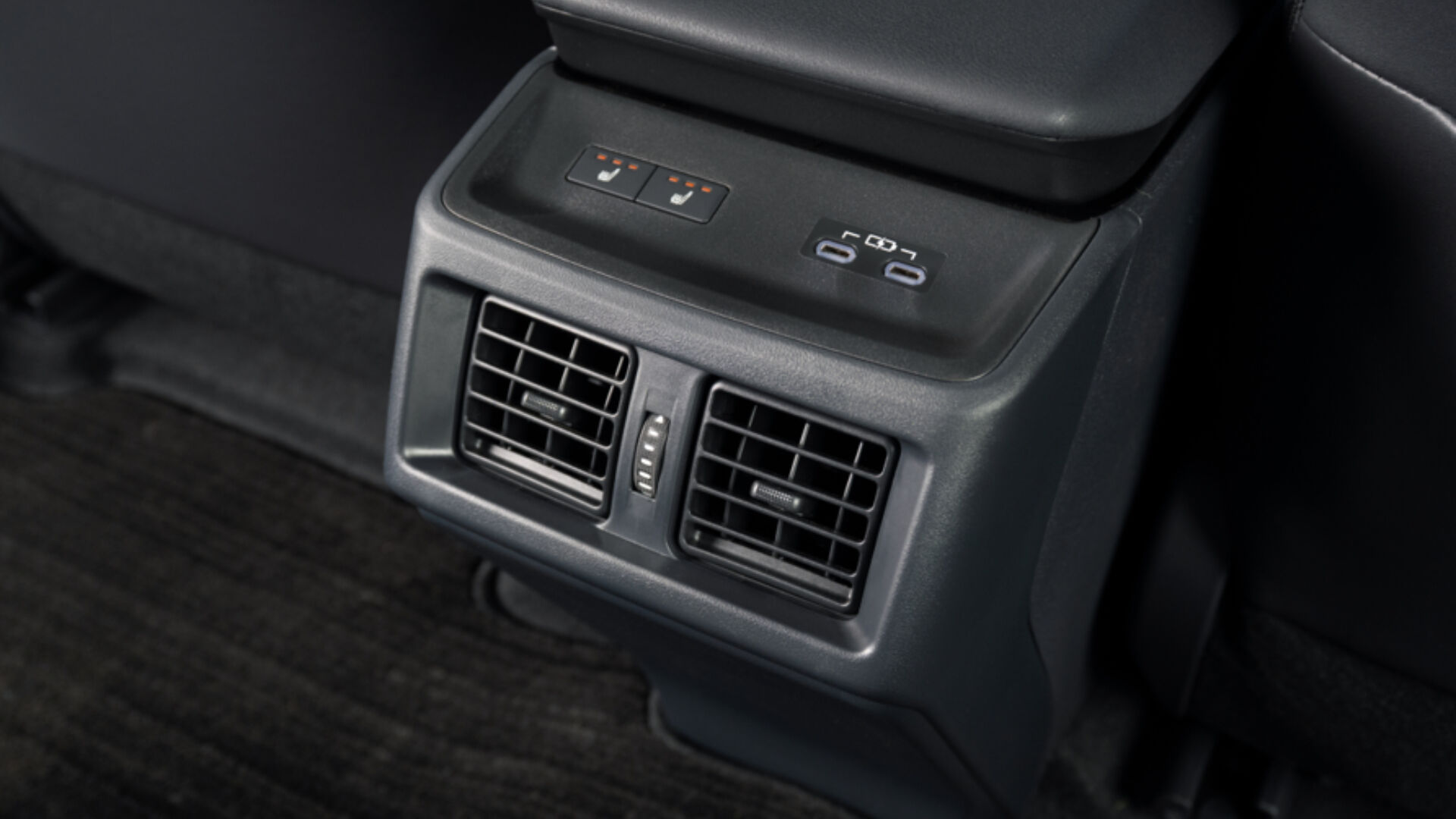 cmoa4r4v5bg6i8xak2ldj9pws-rear-heat-warmer-type-c-charger-input.desktop