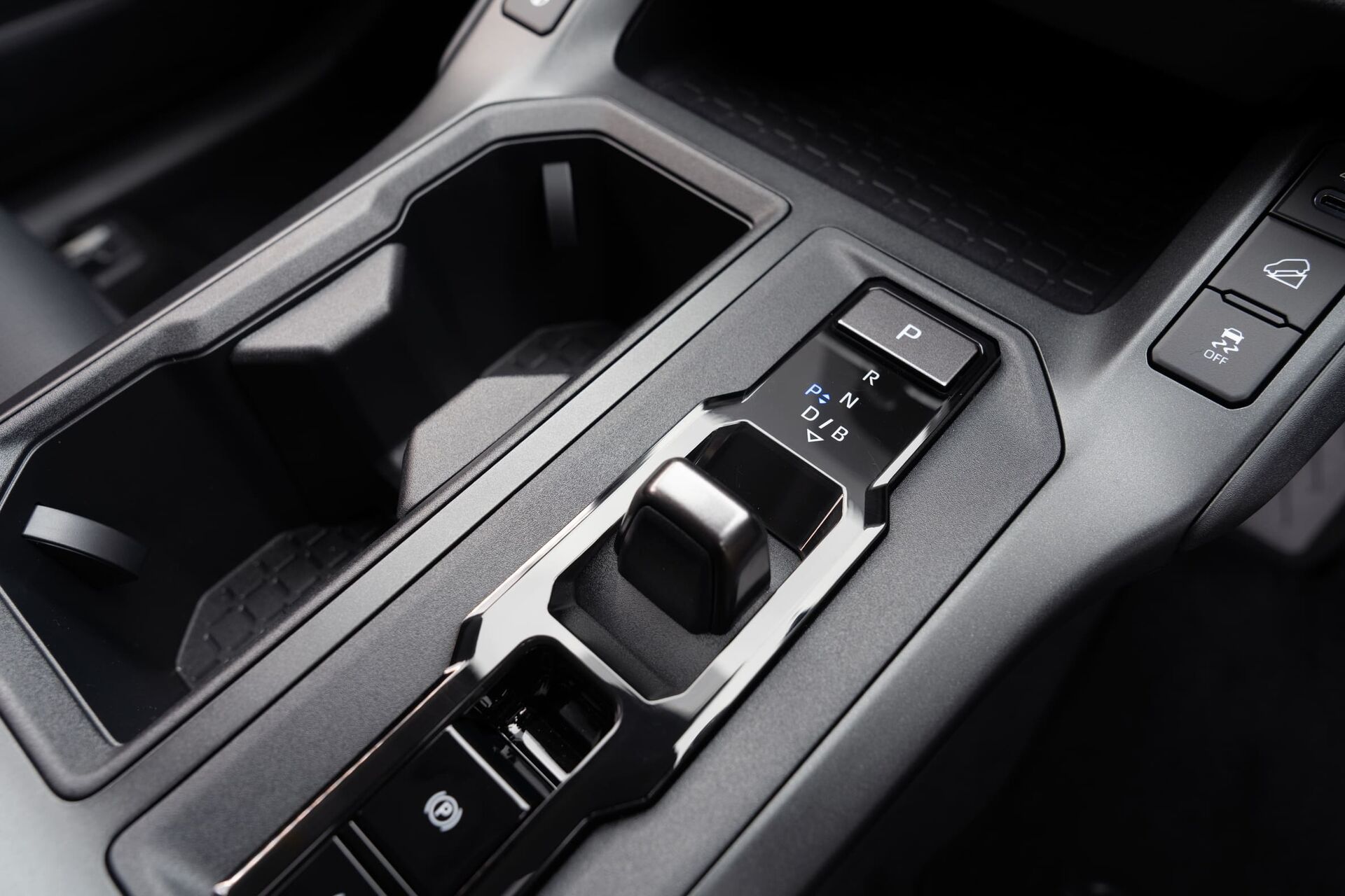 cmqhzc7tt1su6r6akk3t8buyr-vx-interior-details-4095-ret.desktop